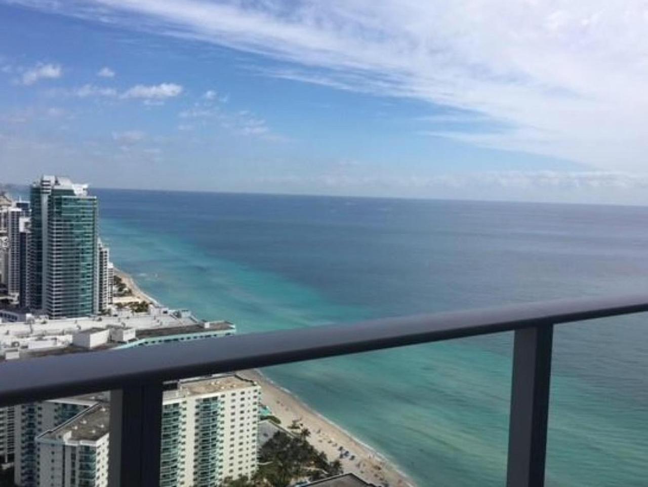 Contemporary Beach Resort Condos Dania Beach Exterior photo